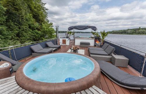 Nikolassee Boat Rental | Hausboot DeLuxe