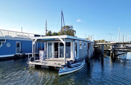 Luebeck Boat Rental | Hausboot Janne Lübeck Inclusive Kanu nach Verfügbarkeit SUP und WLAN 50 MBit s Flat