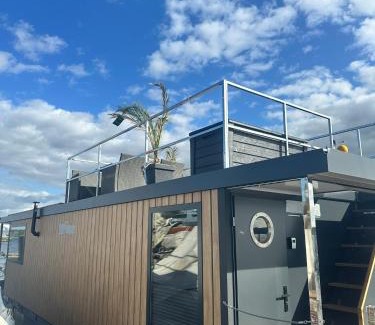 Herrenwyk Boat Rental | Hausboot Wasservilla