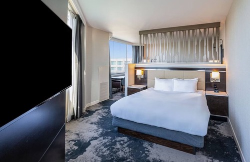 Redwood Shores Hotel | Haven in The Heart of San Francisco! 2 Relaxing Units, Onsite Pool, Pets Allowed