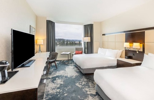 Redwood Shores Hotel | Haven of Serenity! 2 Relaxing Units, Pets Allowed, Onsite Pool