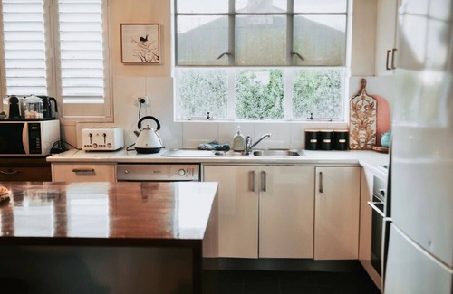 Glenorchy House | Haven on Timsbury | Urban Escape near Mona