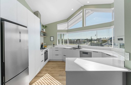 Waipahihi House | Haven @ the Heights - Taupo