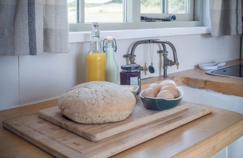 St Ishmaels Apartment | Haven View - 1 Bed Shepherds Hut - St Ishmael's