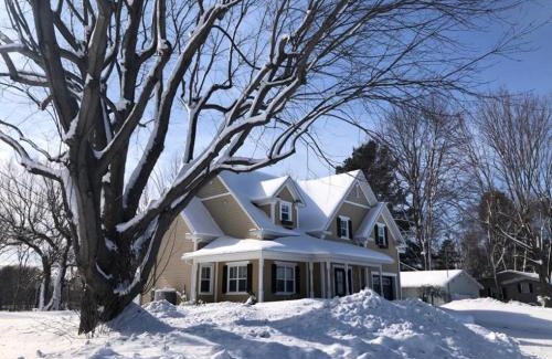 Pierreville Ski Chalet | Havre de paix au bord de l'eau