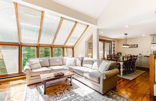 Plymouth Condo | Hawk Mountain retreat near Okemo with wifi, washer/dryer & deck