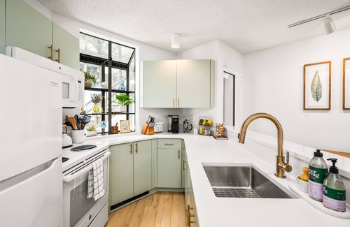 Maple City Condo | Hawks Nest Hideaway - 2 Bed 2 Bath - Screened In Deck
