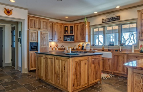 Lynn House | Hawks View | Luxuriously Appointed Home | Less Than 15 Minutes from TIEC