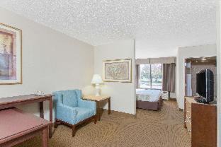 Midwest City Hotel | Hawthorn Suites Midwest City