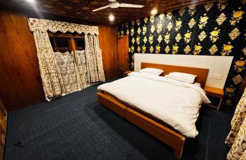 Dal Lake Boat Rental | Hayat Group of houseboats
