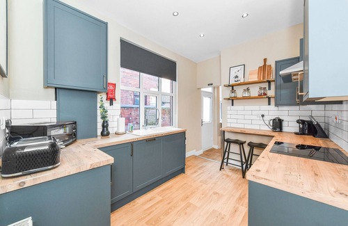 Nottingham Apartment | Haydn Road - Opulent 4bedroom house with dining for 8 & private outdoor patio