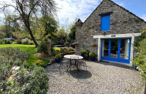 Sizun Apartment | Hayloft at Kergudon Gîtes, Couples' gîte with pool