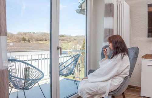 Schalkenmehren Apartment | Hayloft with balcony and view of the Maar for 1-2 persons. - Hof Krebs, vacation apartments