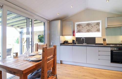 Swadlincote Cottage | HAZEL, romantic, with hot tub in Donisthorpe