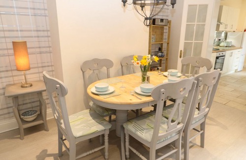 Worksop House | HAZELMERE COTTAGE, pet friendly, with a garden in Creswell