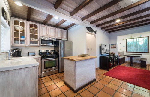 Santa Monica Canyon House | HEART HOUSE AT THE BEACH! 1 block from the beach in our comfy bungalow.