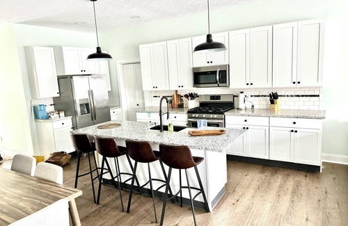Indianapolis House | Heart of Convenience Downtown near Convention Center-Lucas Oil-Fully Remodeled