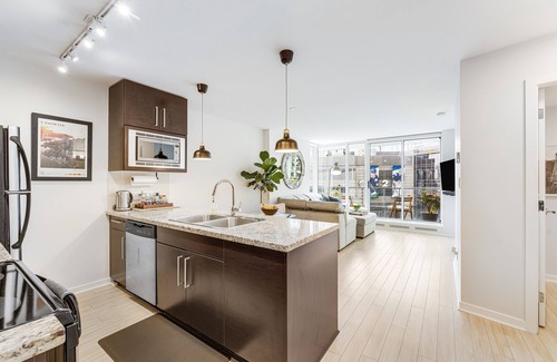 Crosstown Apartment | Heart of Downtown 1 bd +Pool, Gym, Parking, Office, A/C