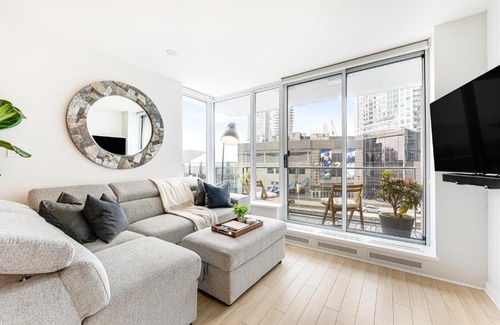 Crosstown Apartment | Heart of Downtown 1 bd Entire Condo - Pool, Gym, Parking, Office, AC