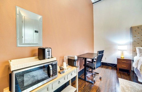 Marshall Apartment | Heart of Downtown Marshall: Boutique Studio Stay!