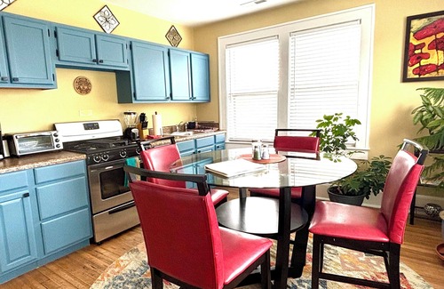 East End - Valley Street Apartment | Heart of Downtown with Parking - Bright, Historic