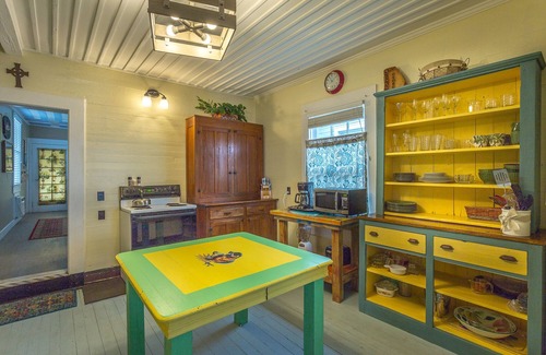 Historic Downtown Apalachicola Cottage | Heart of Historic Apalachicola, Nostalgic Florida “Blue Moon Cottage ”
