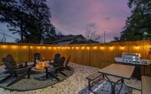 Greater East End Apartment | Heart of Houston - 2-BD 1-BA w Kids Playground