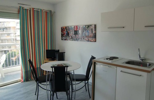Juan-les-Pins Apartment | Heart of Juan, pinewood, beaches, Studio bright cabin .superbe location.