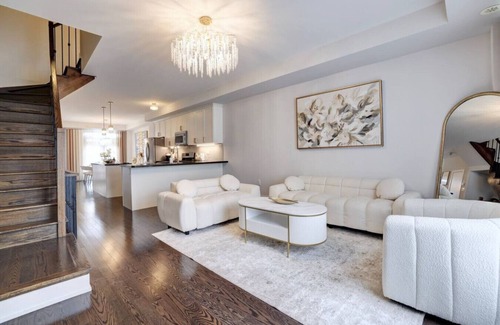 Lakeview Apartment | Heart of Port Credit | Lakefront,Dining & Shopping