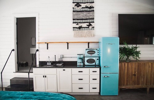 Saint Simons Island Cottage | Heart of the SSI studio cottage, fresh design, WALK to shops/dinner/lighthouse