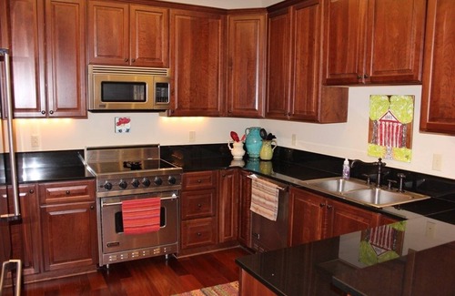 Oxford Condo | Heart of the Square-Walk to Grove!