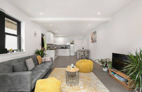 Southfields Apartment | Heart Warming 1 Bed Apt with Private Patio