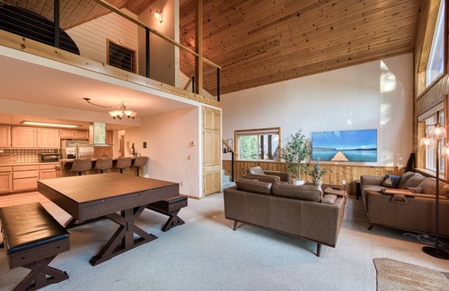Truckee House | Hearthlight Cabin at Tahoe Donner by Tahoe Getaways - Pet-Friendly 3BR w/Guest Suite