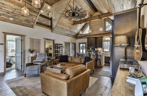 Eagle Mountain Cabin | Hearthside Hideaway- New Build, Hot Tub/Minimum Age Requirement of 25 yrs or ol