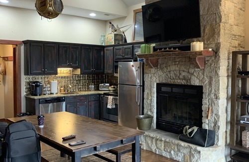 Pauline House | Heartland Cabin Retreat~ King Bed ~ Room to Roam
