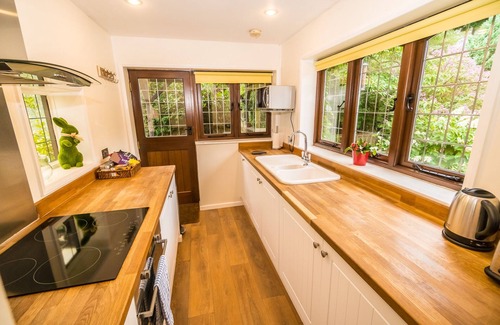 Hastings Cottage | Heated indoor pool & spa, countryside holiday cottage near the beach & park