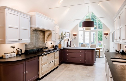 Dursley House | HEATED OUTDOOR POOL(SEASONAL)/LUXURY HOT TUB -SLEEPS 18 + 8 FAMILIES ONLY