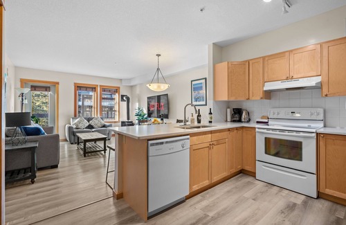Cougar Creek Apartment | Heated outdoor Pool & Tubs 2 Bedroom & 2 Full baths 5 beds 9 Guests