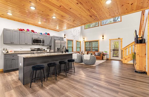Sevierville Cabin | Heated Pool, Arcades, Hot Tub, Sauna, Dolly Vibes
