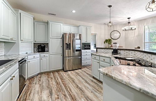 Azle House | Heated Pool, Hot tub, 17 beds, Pickleball, 2 Game Rooms, Arcades