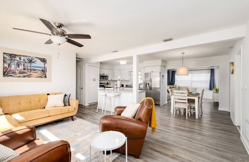 Clearwater House | Heated POOL Oasis DOG/FAMILY Welcome! 6mi-BEACHES & 2mi to DWTN! Fast/Free WI-FI