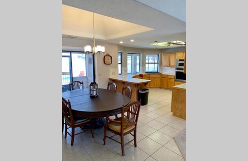 Lake Havasu City House | HEATED POOL. SPACIOUS WHOLE HOUSE. QUIET NEIGHBORHOOD. CLOSE TO LAKE & GOLF. AMPLE PARKING.
