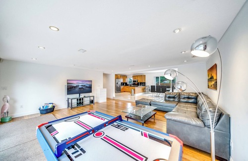 Oakland Park House | Heated Pool & Tiki Hut! Air Hockey+Close To Beach!