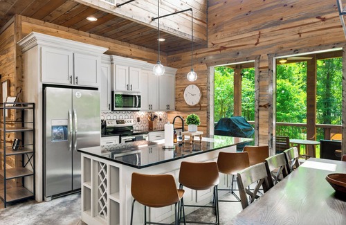 Broken Bow Cabin | HeatedPool/Creek/PlaySet/ArcadeGames/Slide/HotTub