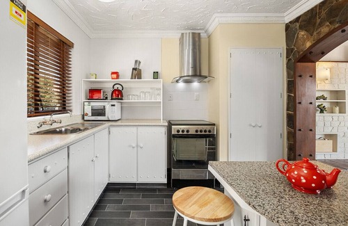 Taupo Cottage | Heathcote Cottage - Taupo Holiday Home
