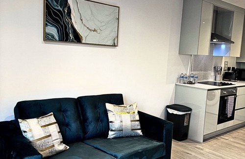 Ashford Apartment | Heathrow Convenience Haven - Free Parking - Near Restaurants - EV Charging