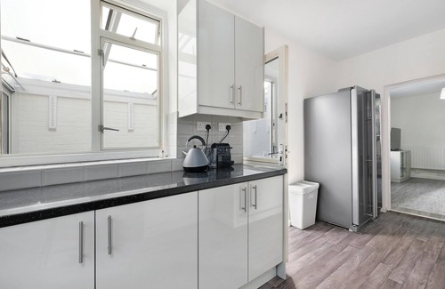 Ashford House | Heathrow Living Stanwell Serviced House 5 bedrooms