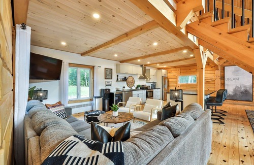 Notre-Dame-de-Pontmain Cottage | Heaven 47 - Cottage with Hot Tub & Huge Games Room
