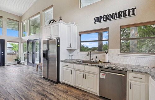 Graford House | Heaven In Hells Gate! Water access, kayaks, game room!