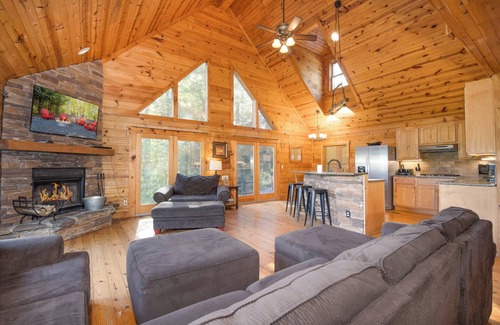 Spruce Pine House | Heavenly Mtn Views, Hot Tub+Fire Pit+Grill, Fireplace, WiFi, Hike, Close to BRP!